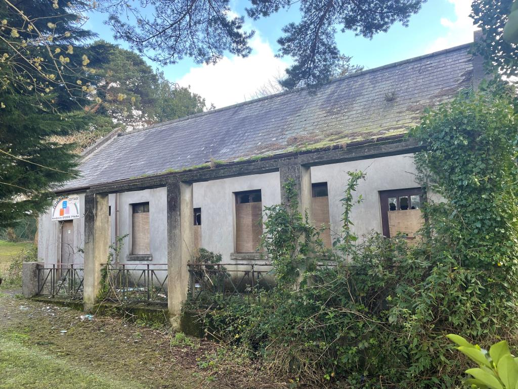 Lot: 94 - FORMER NURSERY BUILDING WITH POTENTIAL - Photo showing exterior of building from different angle